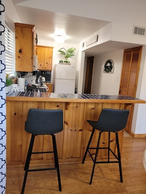 Fridge, microwave, oven, stovetop - Modern meets Rustic Cabin on the Lake (Livingston)