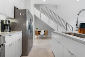 Réfrigérateur, four à micro-ondes, un four, surface de cuisson