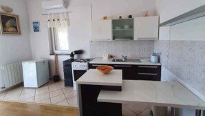 Frigorifero, microonde, forno, piano cottura