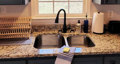 CHARMING COTTAGE LESS THAN 5 MILES TO DOWNTOWN BLUE RIDGE