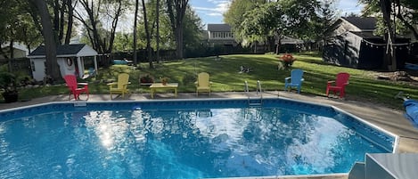 Una piscina al aire libre, una piscina climatizada