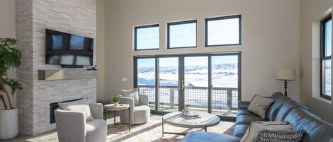 Televisión y chimenea