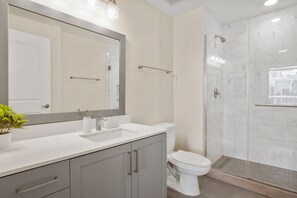 Ducha y bañera combinadas, toallas, champú y papel higiénico