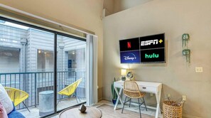 Smart TV, Netflix, Hulu, streaming services