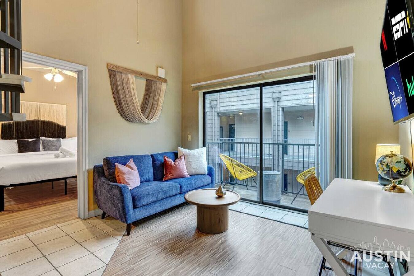 Smart TV, Netflix, Hulu, streaming services