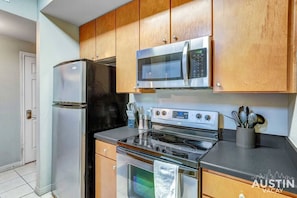 Fridge, microwave, oven, stovetop - Pearl #607 xxxxxxxxx (Austin)