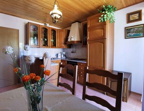 Fridge, oven, stovetop, coffee/tea maker