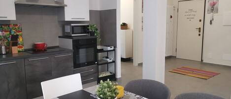 Kühlschrank, Mikrowelle, Ofen, Herdplatte