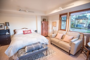 1 bedroom, iron/ironing board, free WiFi, bed sheets - Oceanfront Suite with Hot Tub (Duncan)