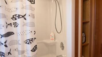 Combinazione doccia/vasca, asciugacapelli, asciugamani, sapone
