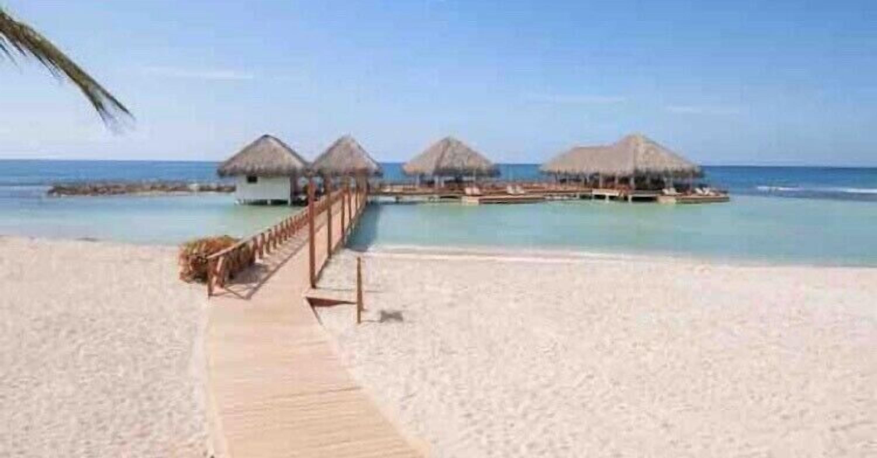 在海滩、沙滩椅、沙滩毛巾