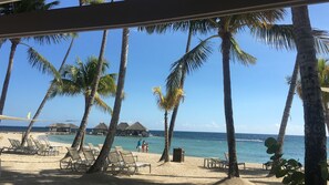 En la playa, camastros y toallas de playa 