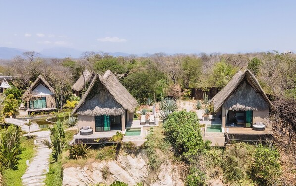 Vista frontal de la propiedad