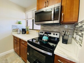 Refrigerador, microondas, horno, placa de cocina