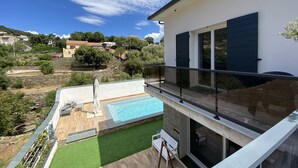 A modern house with a balcony overlooking a swimming pool and a green lawn. - Villa and private pool - 5 min from the beaches and the city center - car rental (Bastia)