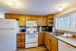 Fridge, microwave, oven, stovetop - Riverfront studio with river view, full kitchen, & free WiFi (Proctorsville)