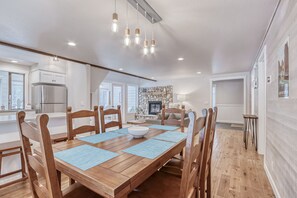 Dining - Family-Friendly Forest Hideaway with EVC, Bikes, & SHARC Passes - Walk to Park (Sunriver)