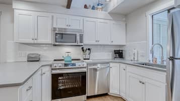 Jääkaappi, mikroaaltouuni, uuni, liesi