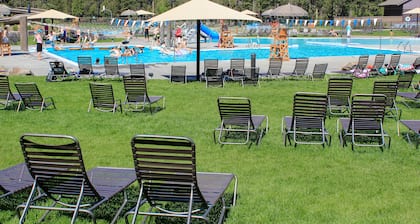 Family-Friendly Forest Hideaway with EVC, Bikes, & SHARC Passes - Walk to Park