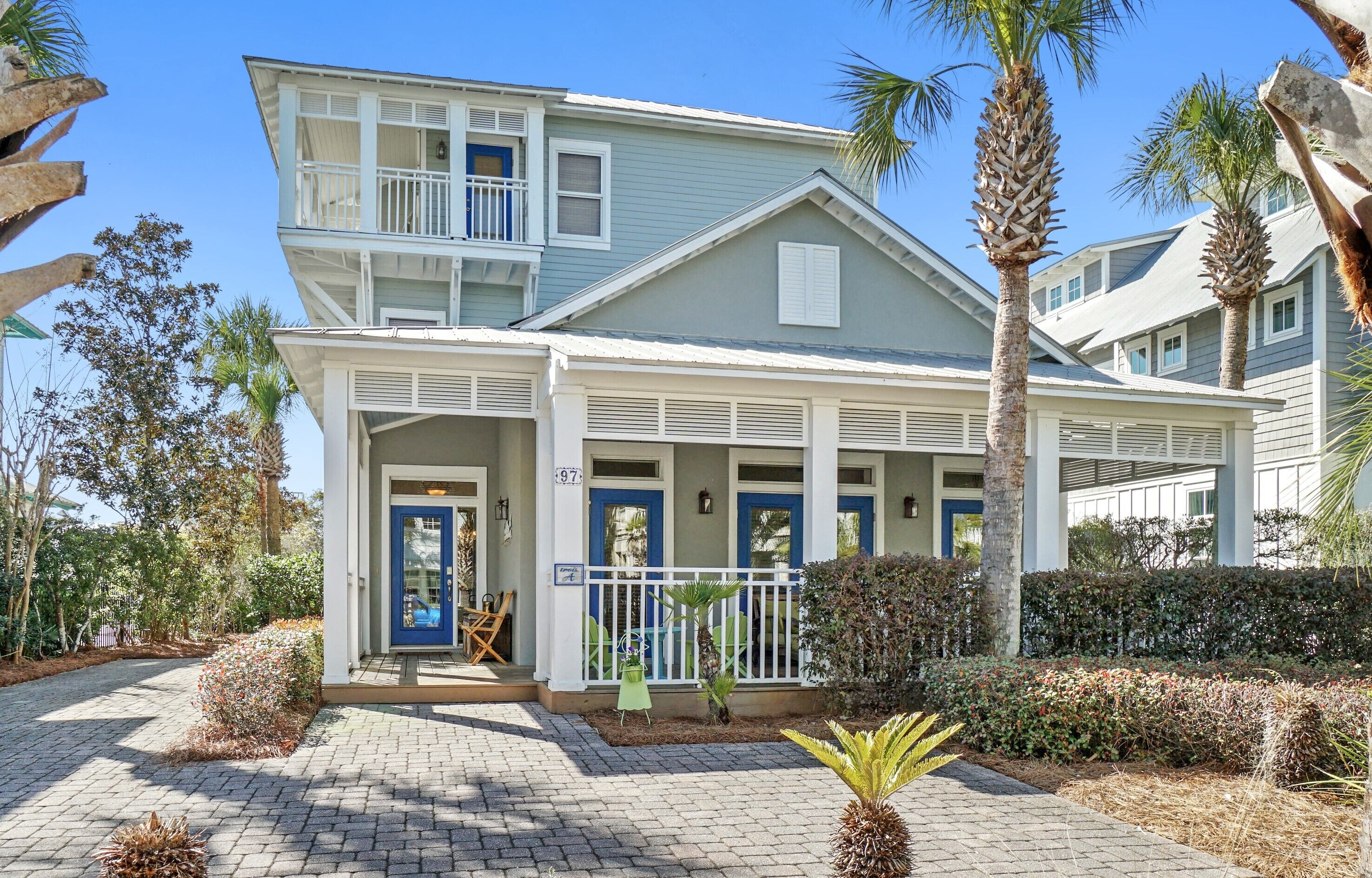 8 minute walk to the beach and super close to HUGE lagoon pool!