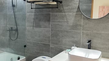 Ensemble douche/baignoire, serviettes fournies, savon, papier toilette