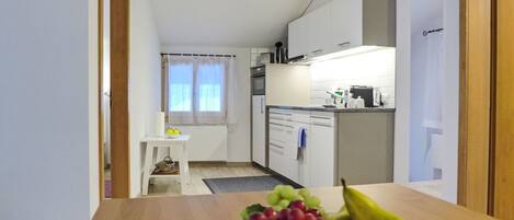 Ofen, Geschirrspüler, Toaster, Hochstuhl