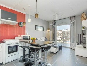 Microwave, oven, toaster, highchair - Cosy apartment for 3 people with WIFI, TV and terrace (Empuriabrava)