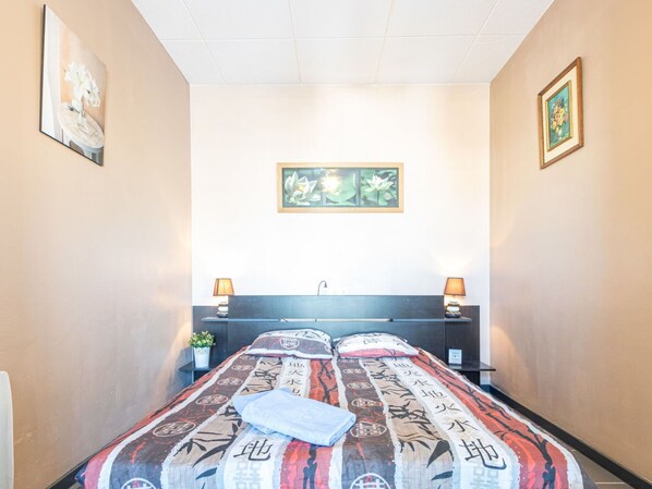 1 quarto, ferros/tábuas de passar roupa, berço de viagem