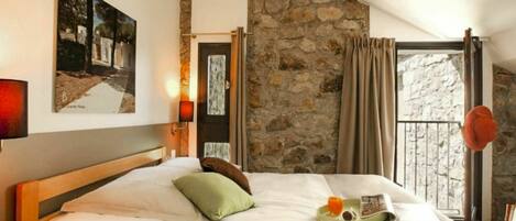 2 bedrooms, travel crib, free WiFi