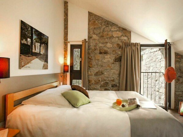 2 bedrooms, travel crib, free WiFi