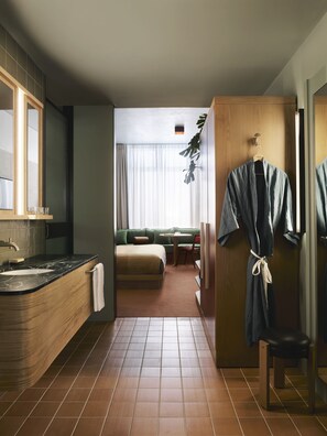 Designer-Toilettenartikel, Haartrockner, Bademäntel, Handtücher
