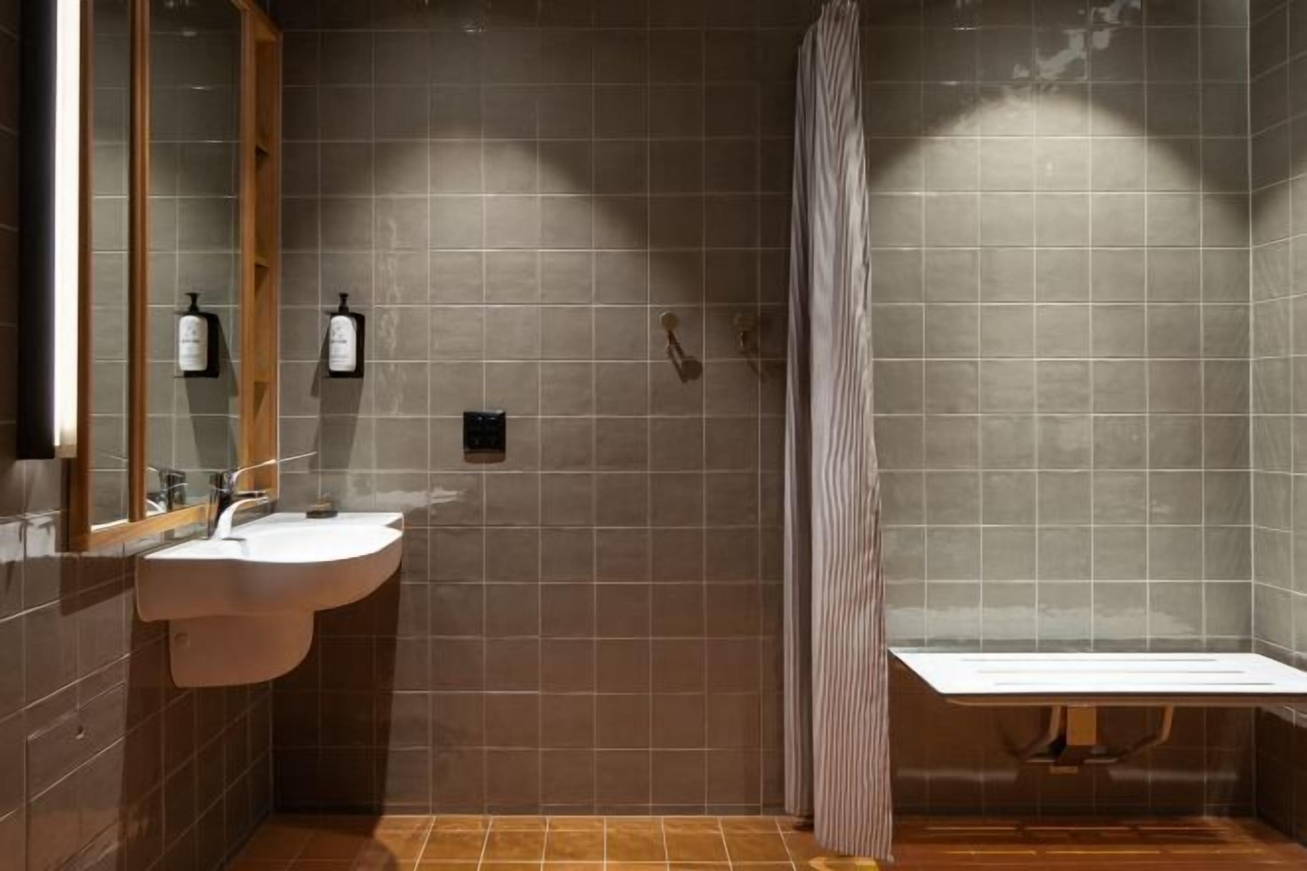 Salle de bain | Articles de toilette de luxe, sèche-cheveux, peignoirs