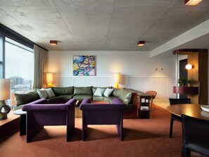 Suite (Ace) | Oppholdsområde | En 47-tommers LED-TV med kabel-kanaler samt TV og iPod-dokkingstasjon