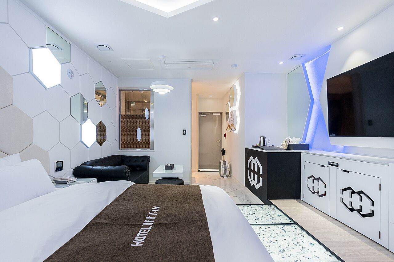 럭셔리룸 (2F, 무인시스템) | 각각 다른 스타일의 인테리어, 각각 다르게 가구 비치, 무료 WiFi, 침대 시트