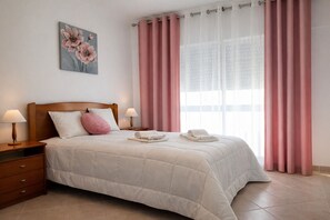 3 bedrooms, iron/ironing board, travel crib, free WiFi - T3 oura Cond. Privado (Albufeira)