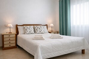 3 chambres, fer et planche à repasser, lit de bébé portatif