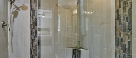 Tina, secadora de cabello, toallas, shampoo