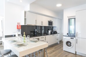 Kühlschrank, Mikrowelle, Ofen, Geschirrspüler