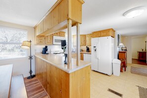 ثلاجة، ميكروويف، فرن، موقد طهي مسطح