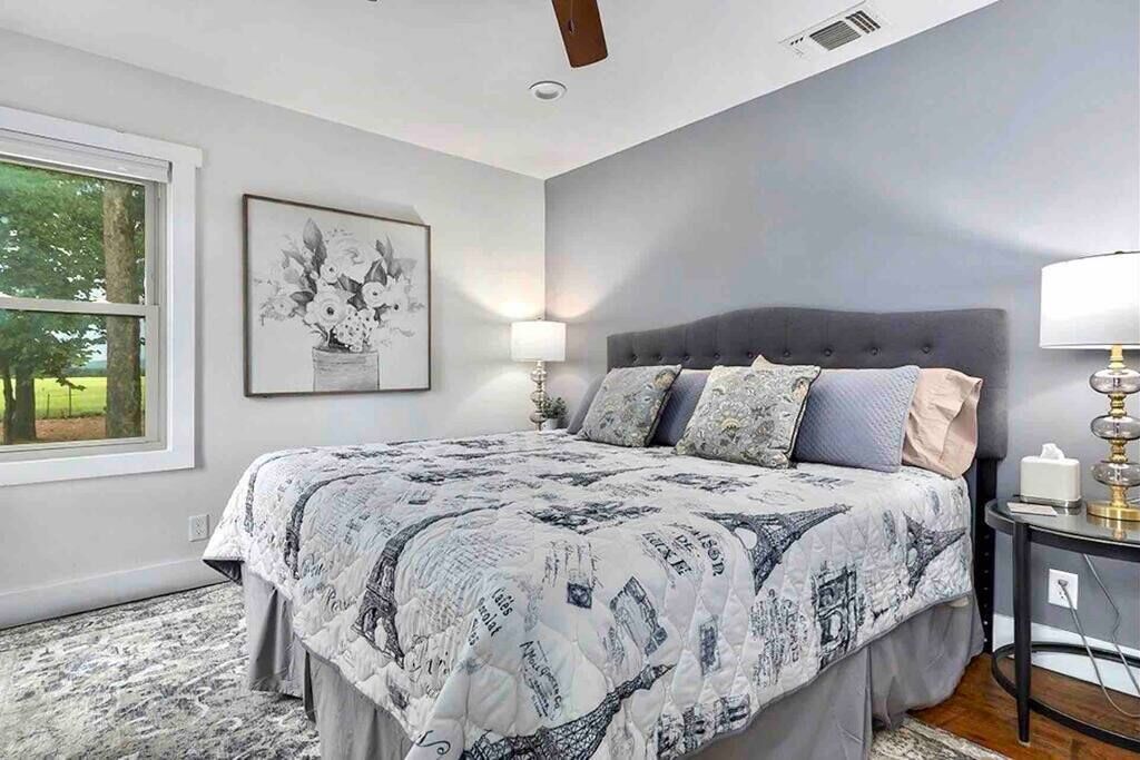 3 bedrooms, travel cot, WiFi