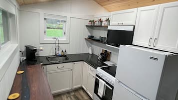 Een koelkast, een magnetron, een oven, een kookplaat