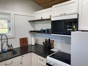 Jääkaappi, mikroaaltouuni, uuni, liesi