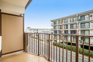 Property grounds - Third-Floor Condo with High-Speed WiFi, & Balcony – Steps From the Beach (Ocean City)