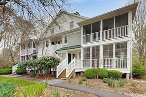 Exterior - 2nd floor sea colony condo with deck & high-speed WiFi - pools/sauna/tennis (Bethany Beach)