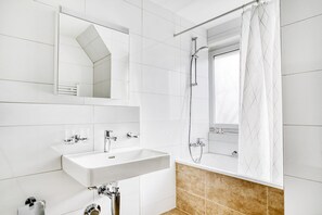 Secador de pelo, toallas