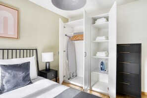 1 bedroom, iron/ironing board, WiFi, bed sheets - Chic Unterstrass 2.5 Room w/ Storage, 2 mins to market, by Blueground (Zurich)