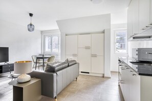 Interior - Chic Unterstrass 2.5 Room w/ Storage, 2 mins to market, by Blueground (Zurich)