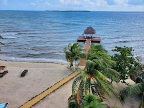 Sur la plage, chaise longue, serviettes de plage