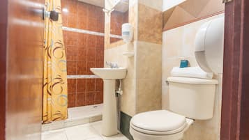 Shower, hydromassage showerhead, free toiletries, towels