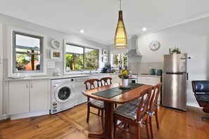 Fridge, microwave, oven, stovetop - Panoramic views of Chinaman’s Creek Valley (Metung)